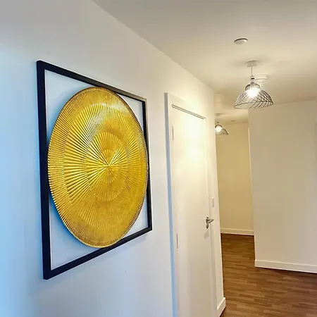 Amazing 2 Bed Flat With Views Apartment *