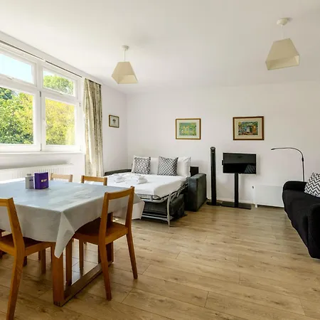 Sun-lit Studio, 7 Mins To Tube &train, Putney * London