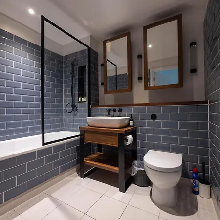 Apartment New | Luxury 2bd/2b Wapping *