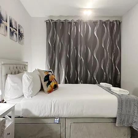 Freya's Place Near Thames River - 2 Double Beds, 1 Single Bed, Spacious, Ideal For Families Apartment *