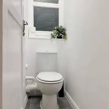 Freya's Place Near Thames River - 2 Double Beds, 1 Single Bed, Spacious, Ideal For Families London