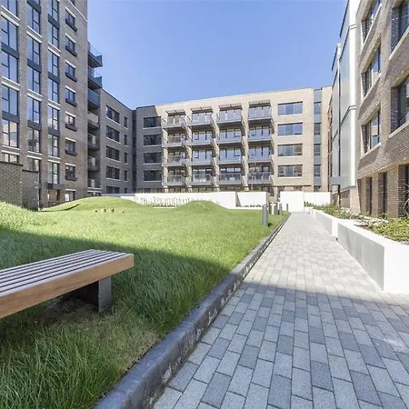 Luxe Riverside 3 Bed, 2 Bath En-suite, Balcony Views With Great Transport Links In - Perfect For Long Apartment *