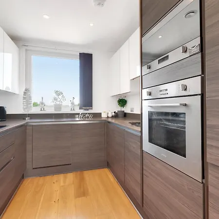 Apartment Luxe Riverside 3 Bed, 2 Bath En-suite, Balcony Views With Great Transport Links In - Perfect For Long London