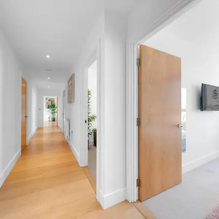 Luxe Riverside 3 Bed, 2 Bath En-suite, Balcony Views With Great Transport Links In - Perfect For Long