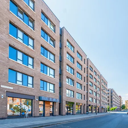 Apartment Luxe Riverside 3 Bed, 2 Bath En-suite, Balcony Views With Great Transport Links In - Perfect For Long *