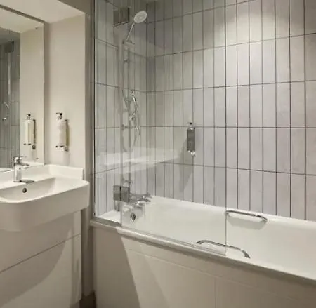 Ensuite Near Town Centre And Metro Line * 伊灵