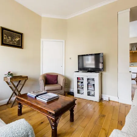 Chic In Kensington Olympia Apartment
