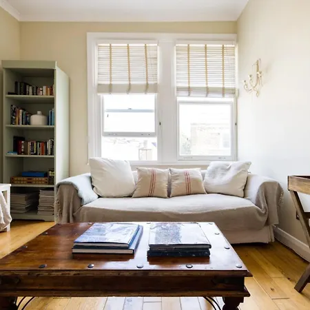 Chic In Kensington Olympia Apartment
