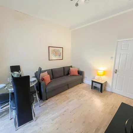 Apartment 1-bedroom Flat With Small Garden & Paid Parking In Finsbury Park, Highbury *