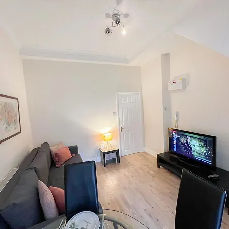 1-bedroom Flat With Small Garden & Paid Parking In Finsbury Park, Highbury Apartment
