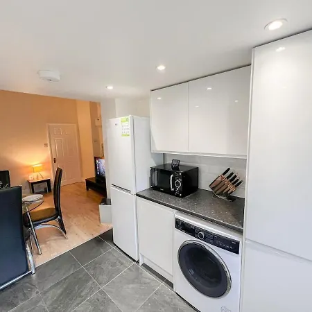 Apartment 1-bedroom Flat With Small Garden & Paid Parking In Finsbury Park, Highbury London