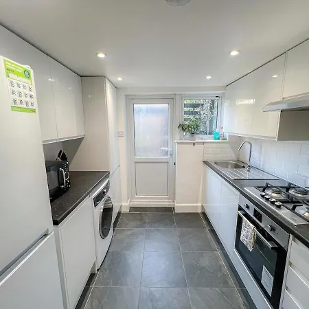 1-bedroom Flat With Small Garden & Paid Parking In Finsbury Park, Highbury