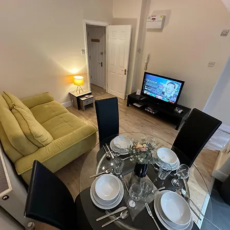 1-bedroom Flat With Small Garden & Paid Parking In Finsbury Park, Highbury Apartment *