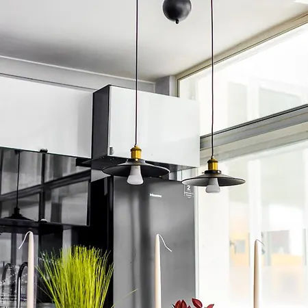 Ldn 2bd Near Bridge *