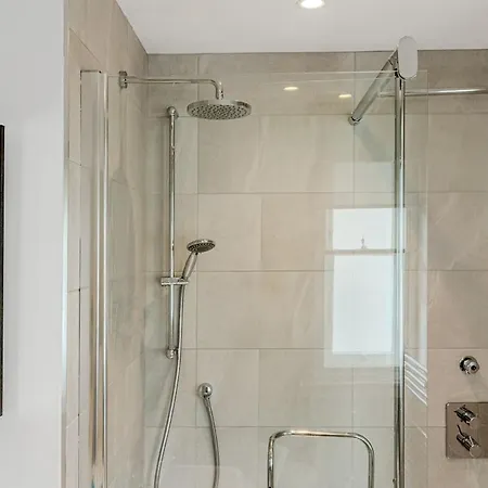 2 Bd Soho Luxury Living-high Ceilings Huge Terrace *