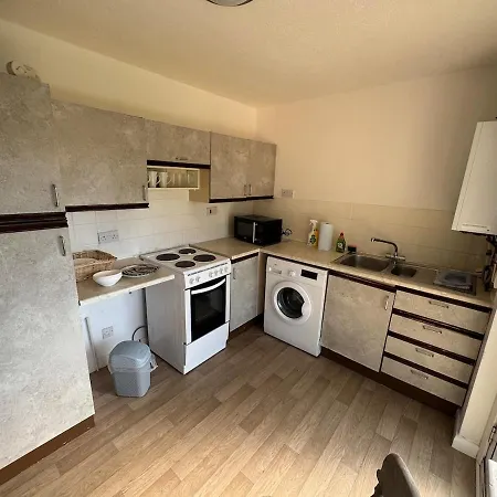 Cosy Terraced House With Parking *