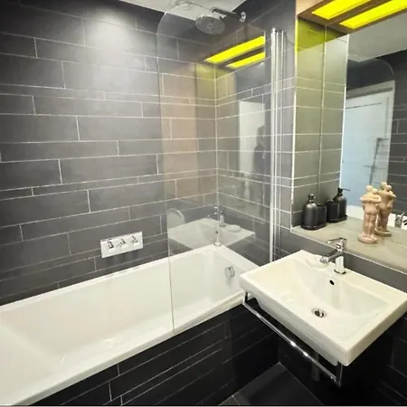 5 Min Walk To Oxford Street Apartment