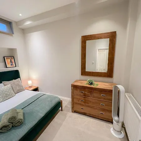 2-bedroom Flat With Private Patio & Firepit In Shepherds Bush Near Hammersmith London