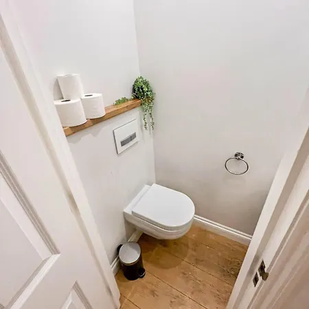 Apartment 2-bedroom Flat With Private Patio & Firepit In Shepherds Bush Near Hammersmith