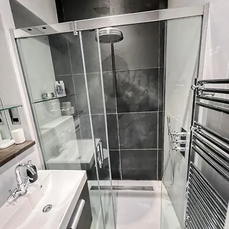 2-bedroom Flat With Private Patio & Firepit In Shepherds Bush Near Hammersmith London