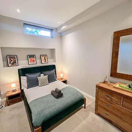 Apartment 2-bedroom Flat With Private Patio & Firepit In Shepherds Bush Near Hammersmith