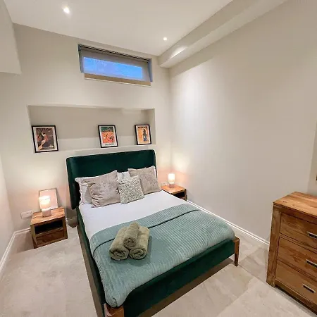 2-bedroom Flat With Private Patio & Firepit In Shepherds Bush Near Hammersmith