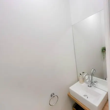 2-bedroom Flat With Private Patio & Firepit In Shepherds Bush Near Hammersmith London