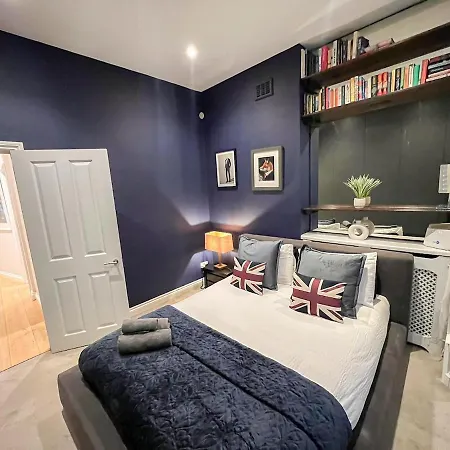 2-bedroom Flat With Private Patio & Firepit In Shepherds Bush Near Hammersmith Apartment *