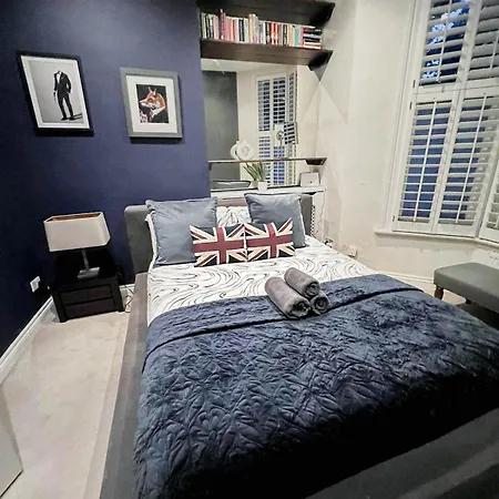 2-bedroom Flat With Private Patio & Firepit In Shepherds Bush Near Hammersmith *