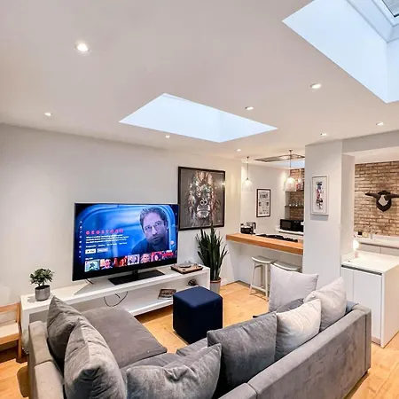 2-bedroom Flat With Private Patio & Firepit In Shepherds Bush Near Hammersmith Apartment
