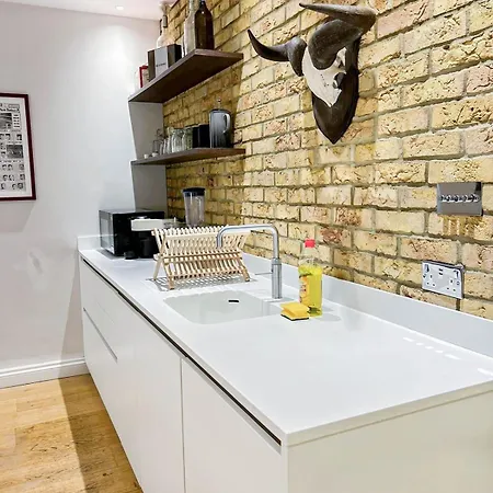Apartment 2-bedroom Flat With Private Patio & Firepit In Shepherds Bush Near Hammersmith *