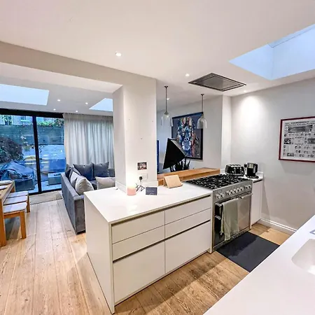Apartment 2-bedroom Flat With Private Patio & Firepit In Shepherds Bush Near Hammersmith London