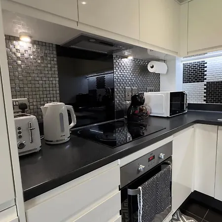 2 Bed Near Brent Cross London