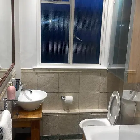 Modern One Bed Heart Of Greenwich Apartment