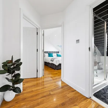 Bright 4br 2ba Gem In Wembley - Sleeps 8 Apartment