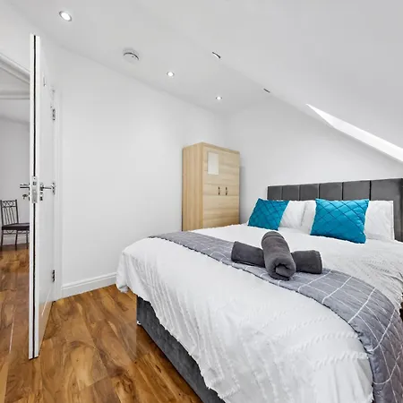 Apartment Bright 4br 2ba Gem In Wembley - Sleeps 8