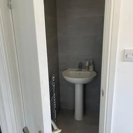 4 Bedroom House Heathrow Holiday home