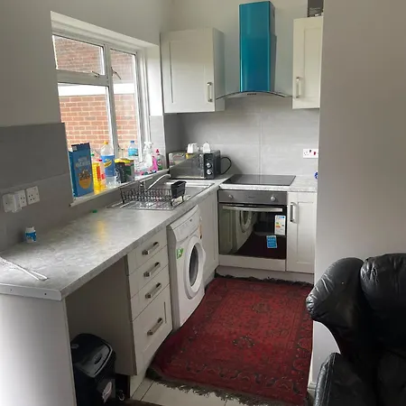 4 Bedroom House Heathrow * Harmondsworth