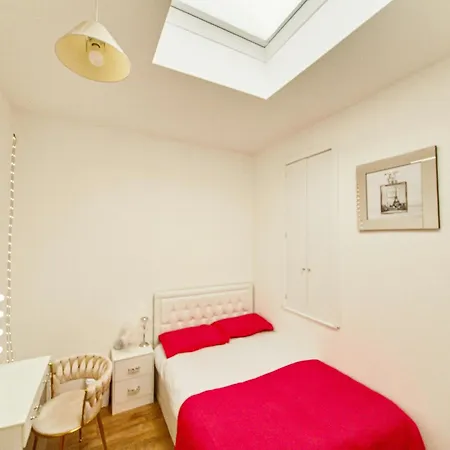 Cleave House Apartment *