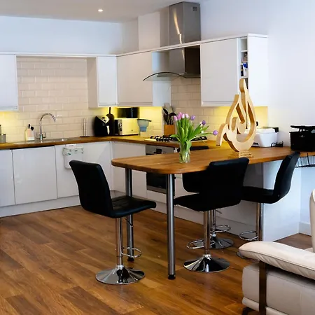 Cleave House Apartment