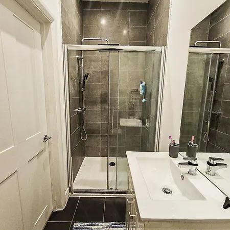 Cleave House Apartment