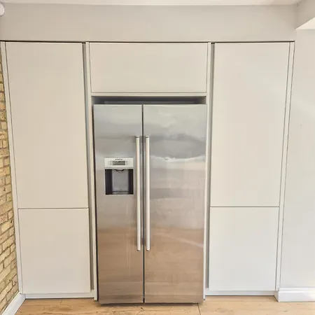 2-bedroom Flat With Private Patio & Firepit In Shepherds Bush Near Hammersmith London