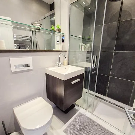 2-bedroom Flat With Private Patio & Firepit In Shepherds Bush Near Hammersmith * London