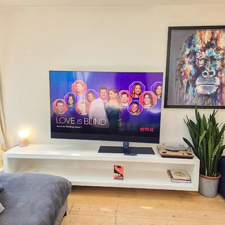 Apartment 2-bedroom Flat With Private Patio & Firepit In Shepherds Bush Near Hammersmith London