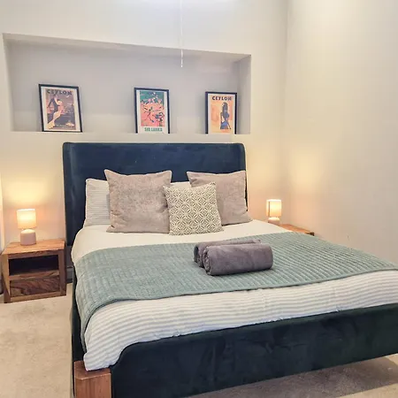 2-bedroom Flat With Private Patio & Firepit In Shepherds Bush Near Hammersmith *