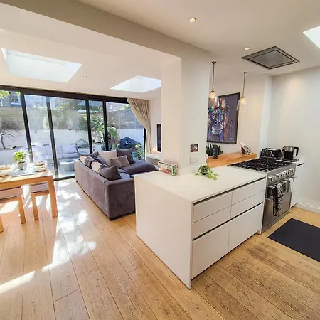 2-bedroom Flat With Private Patio & Firepit In Shepherds Bush Near Hammersmith Apartment London