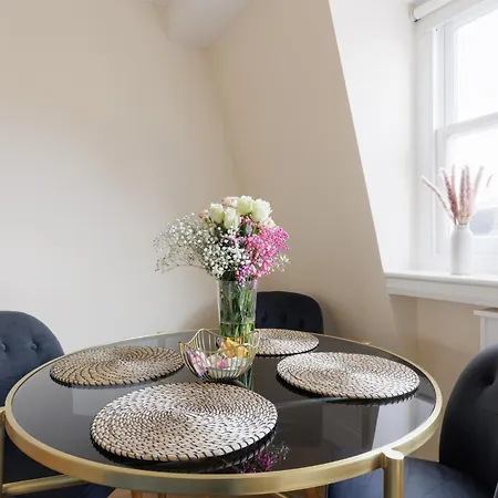Floor 1br With Balcony, Earls Court 2mins To Tube * London