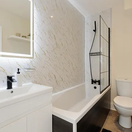 Floor 1br With Balcony, Earls Court 2mins To Tube * London