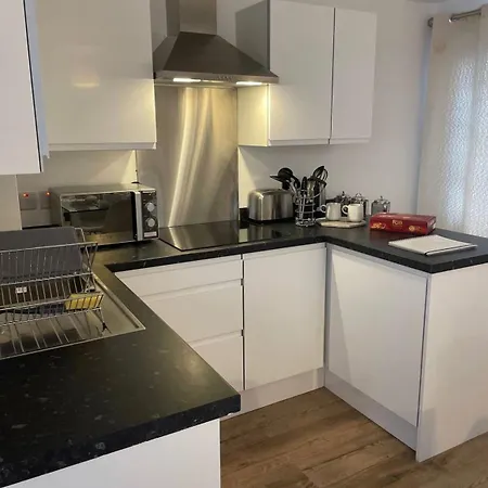 Apartment Modern In Popular South Kensington Location *