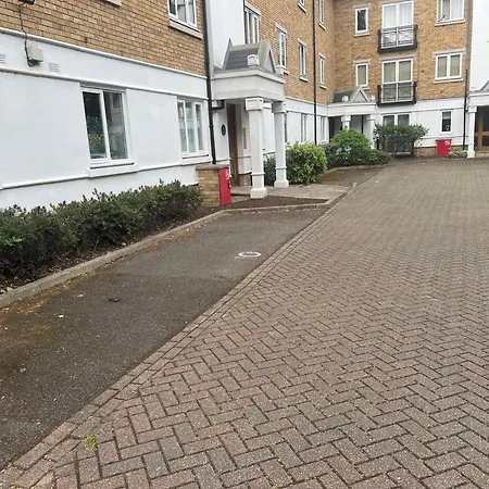 Luxurious 2 Bed 2 Bath With Parking In Blackheath, London